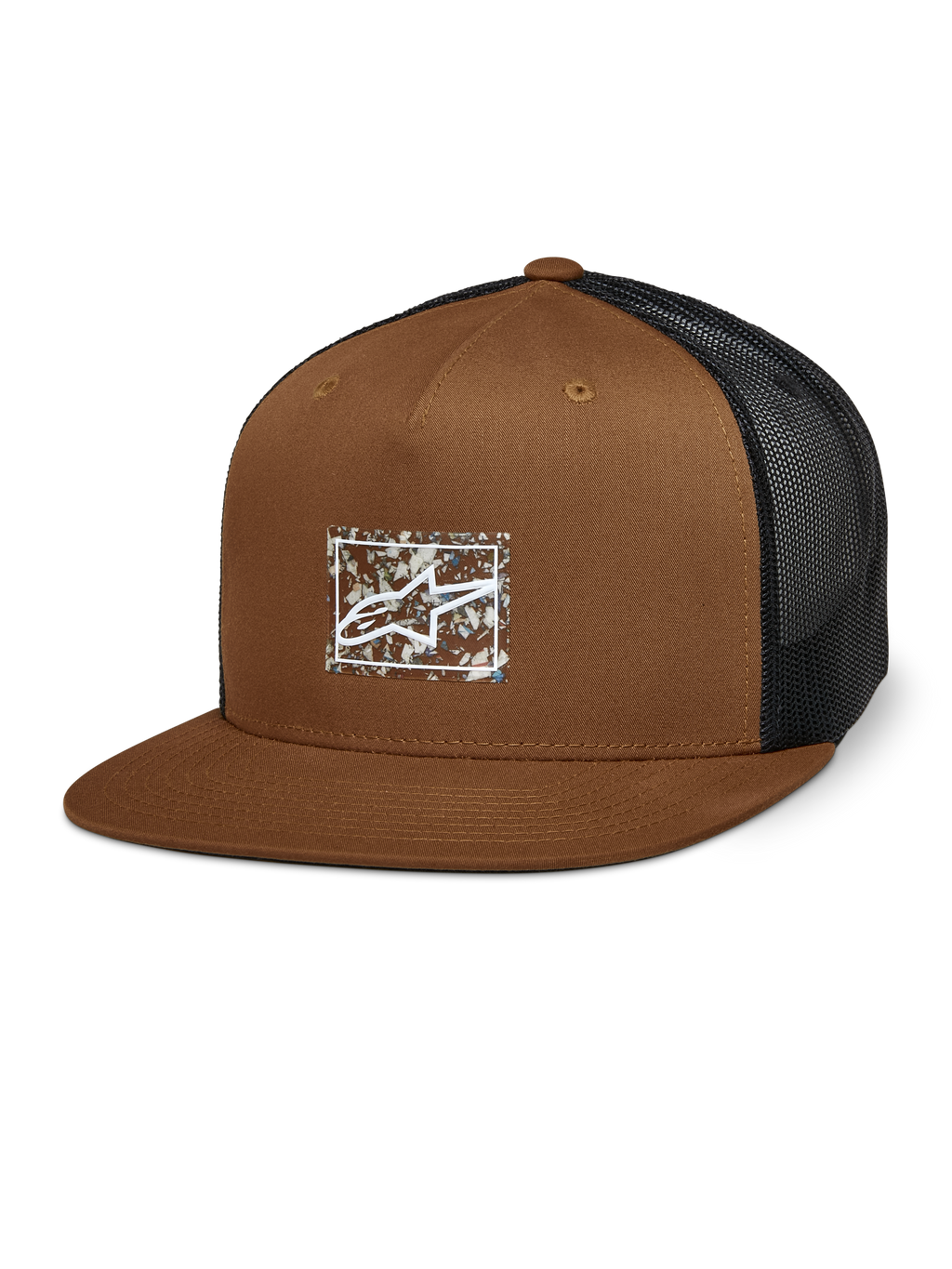Alpinestars Mackinic Trucker Hat, bruine pet met zwart mesh achterpaneel, gestructureerde kroon en platte klep, wit A-star logo op een rechthoekige gespikkelde patch, casual motorsport-geïnspireerde pet