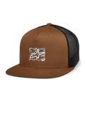 Alpinestars Mackinic Trucker Hat, bruine pet met zwart mesh achterpaneel, gestructureerde kroon en platte klep, wit A-star logo op een rechthoekige gespikkelde patch, casual motorsport-geïnspireerde pet