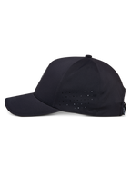 Alpinestars Apex pet, zwart, zijaanzicht, gebogen klep met gestructureerde kroon, perforaties aan de zijpanelen voor ademend vermogen, vochtafvoerende technische stof, casual performance sportkleding