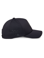 Alpinestars Apex pet, zijaanzicht, zwart, voorzien van een gestructureerde kroon en gebogen klep, perforaties aan de zijpanelen, klein reflecterend logo en een gladde naadloze constructie voor een strakke uitstraling