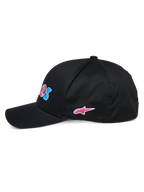 Alpinestars Cereal pet, zwarte baseballcap, zijaanzicht, gebogen klep met gestructureerde kroon, voorzien van kleurrijk borduursel aan de voorzijde en een roze Alpinestars sterlogo aan de zijkant, casual sportswear hoofdbedekking