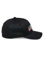 Alpinestars Cereal pet, zwarte gestructureerde baseballcap, zijaanzicht, kleurrijk plat geborduurd logo aan de zijkant met geometrische letters, gebogen klep, casual sportkledingontwerp