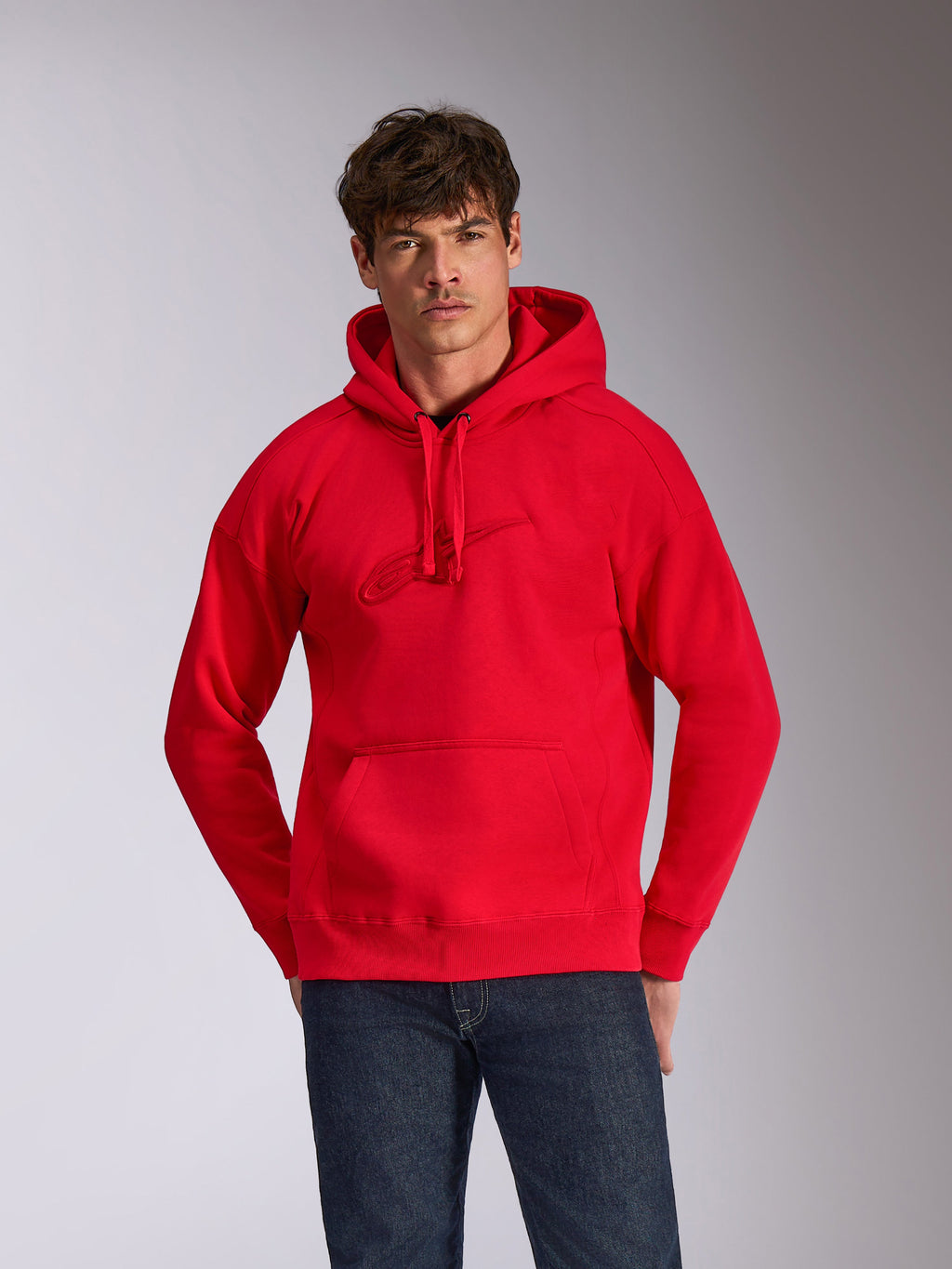 Alpinestars Emergent Oversized Hoodie, rode pullover hoodie, voorzien van een tonaal 3D-geborduurd Astars-logo op de borst, kangoeroezak, oversized pasvorm, casual motorsport-geïnspireerde streetwear