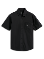 Alpinestars Strive Woven Shirt, overhemd met korte mouwen en knoopsluiting, zwart, met een wit Astar-logo op de borstzak, klassieke kraag, casual motorsport-geïnspireerde streetwear