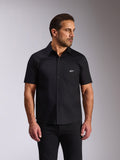 Alpinestars Strive Woven Shirt, overhemd met korte mouwen en knoopsluiting, zwart, wit Alpinestars-logo op de borstzak, casual motorsport streetwear