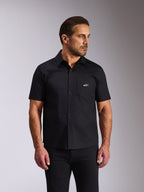 Alpinestars Strive Woven Shirt, overhemd met korte mouwen en knoopsluiting, zwart, wit Alpinestars-logo op de borstzak, casual motorsport streetwear