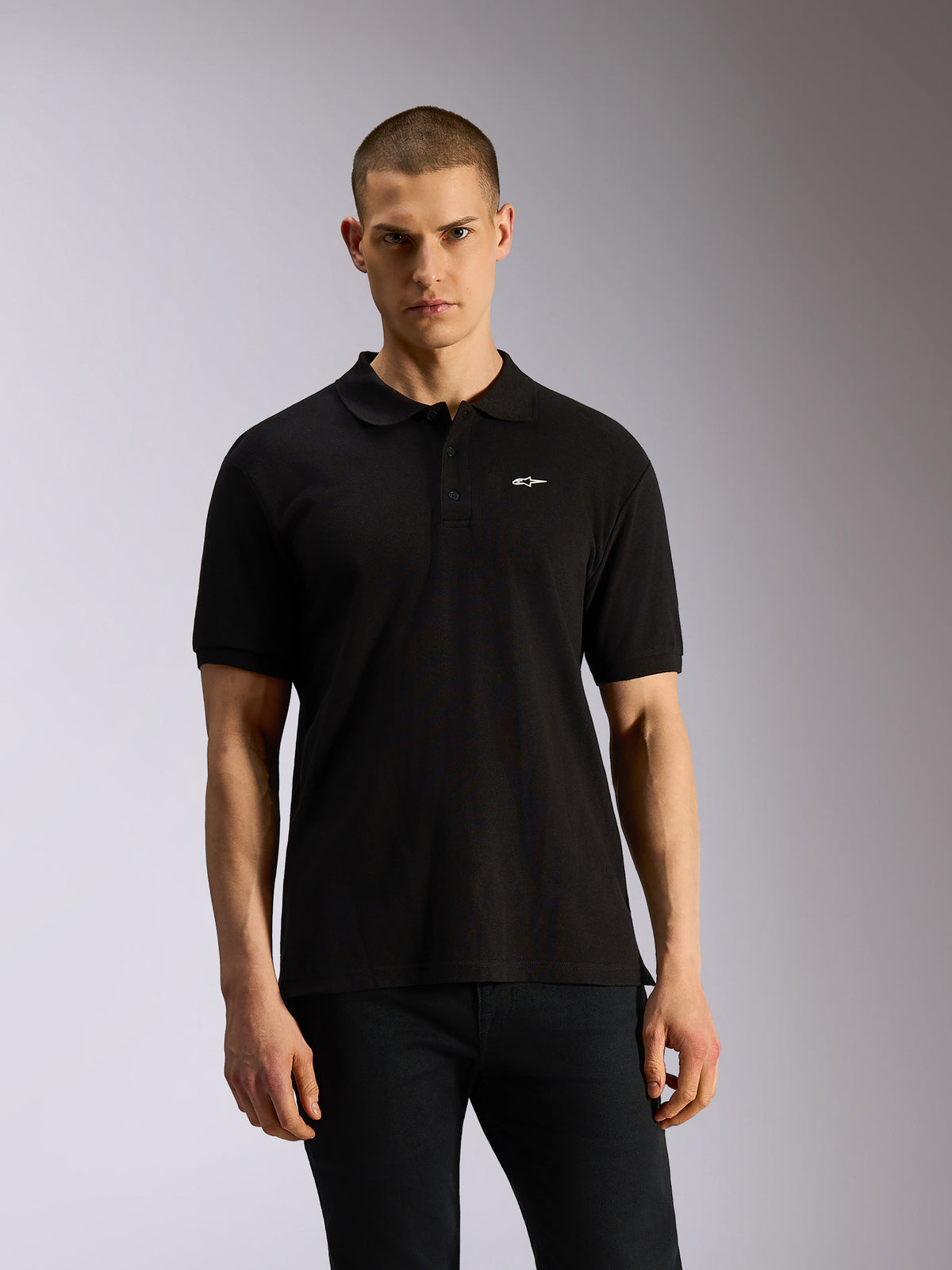Alpinestars Endeavor Classic Polo, zwarte sportswear polo, korte mouwen met klein wit Astars-logo op de borst, knoopsluiting met drie knopen, klassiek piqué breisel, casual motorsport-geïnspireerde stijl