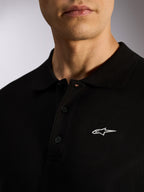 Alpinestars Endeavor Classic Polo, zwarte piqué polo met korte mouwen, knoopsluiting met drie knopen, geribde kraag, witte Astars logo HD-print, casual streetwear geïnspireerd op de motorsport