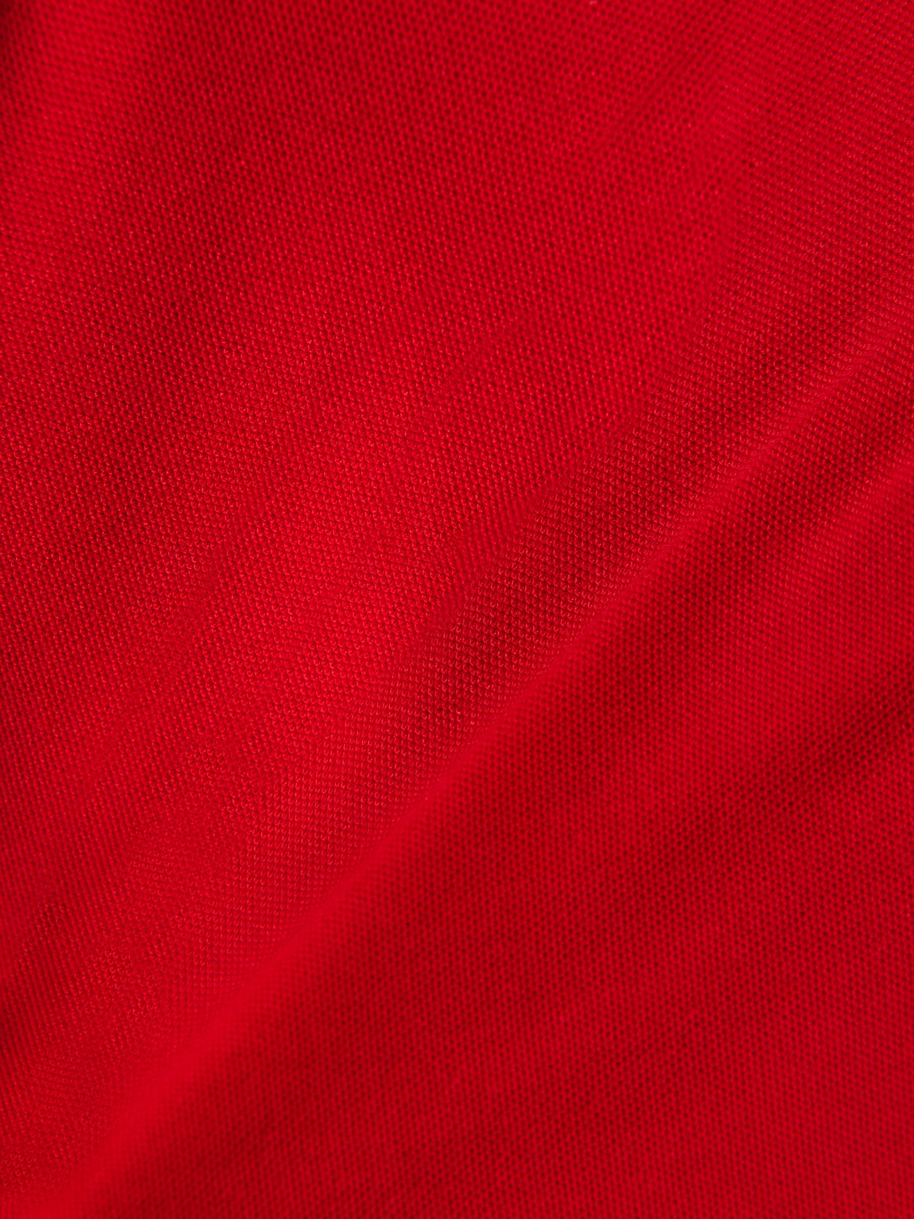 Alpinestars Endeavor Classic Polo, detailopname van rode piqué stof, getextureerd gebreid materiaal, katoen-polyester mix, casual motorsport sportkleding