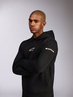 Alpinestars Insight Hoodie, casual sportswear hoodie, zwart, wit Astars-logo op de borst en woordlogo op de bovenmouw, model draagt hoodie met de armen over elkaar, premium double face fleece constructie