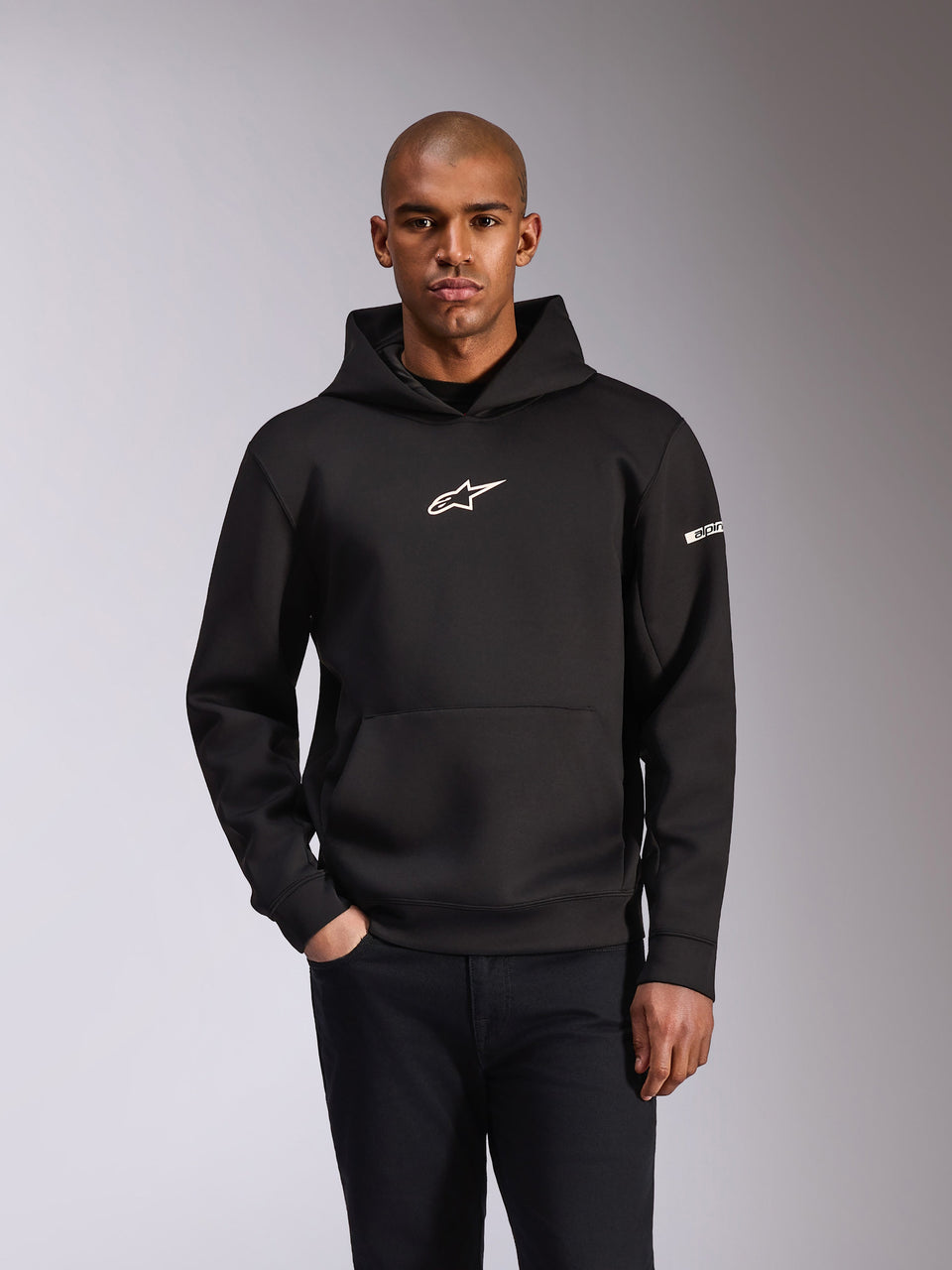 Alpinestars Sweat à capuche Insight, sweat à capuche noir, logo Astars blanc sur la poitrine et logo sur la manche, poche kangourou, polaire double face tri-mélange, style streetwear décontracté motorsport