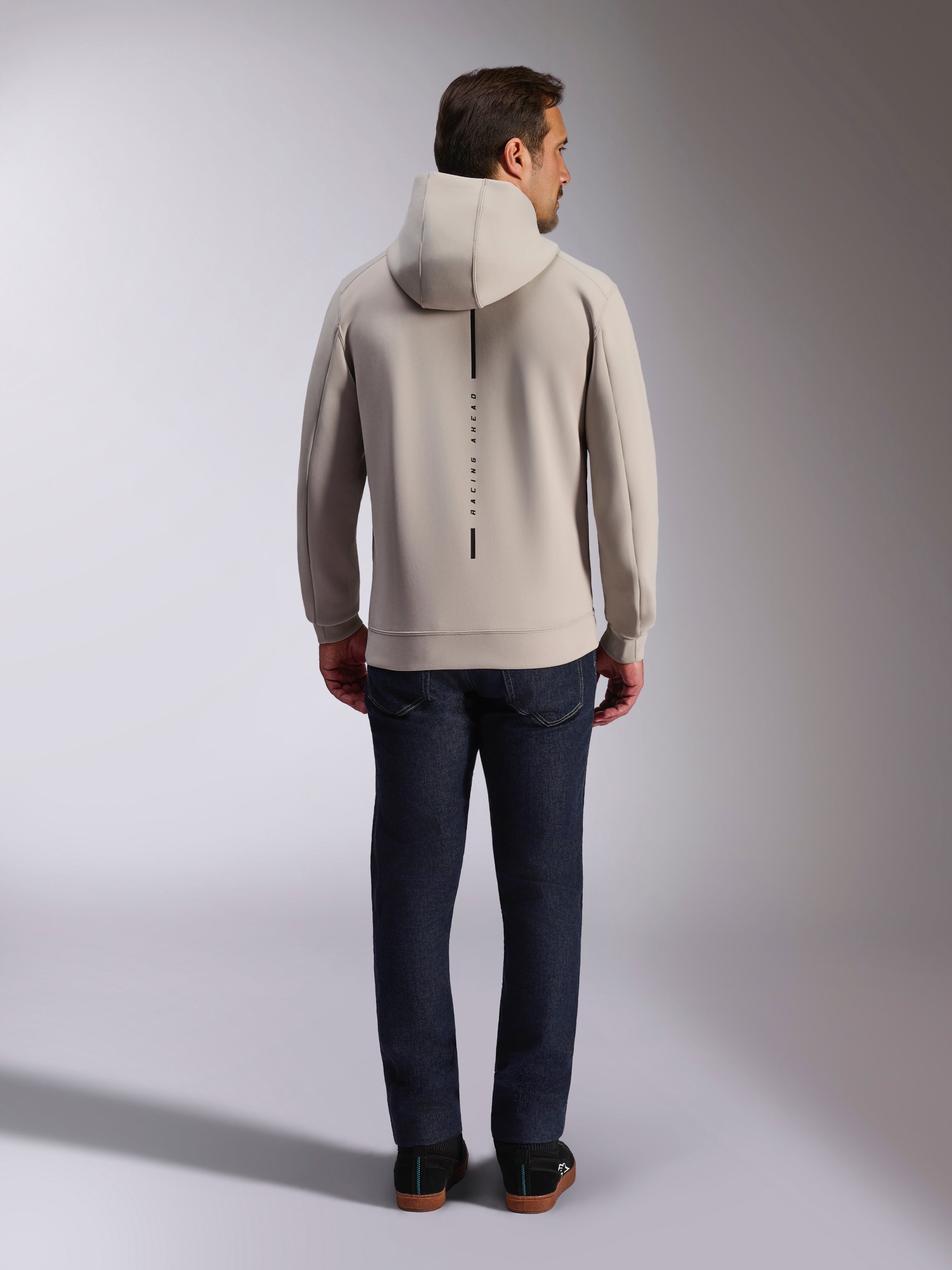 Alpinestars Insight Hoodie, achteraanzicht, cementgrijs, verticale zwarte streep met 'RACING AHEAD' tekst, dubbelzijdige fleece, casual motorsport-geïnspireerde streetwear