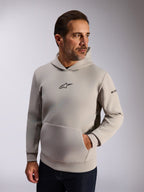 Alpinestars Insight Hoodie, casual lifestyle streetwear, cementgrijze fleece, zwart Astars-logo op de voorkant, kangoeroezak, woordmerk op de mouw, capuchon met meshvoering, moderne op motorsport geïnspireerde kleding
