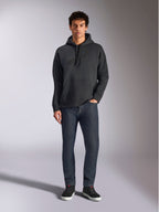 Alpinestars Emergent Oversized Hoodie, casual lifestyle streetwear, zwart met tonaal 3D-geborduurd logo, capuchon met trekkoord, kangoeroezak, oversized pasvorm, gedragen door een model met donkerblauwe jeans en zwarte sneakers.