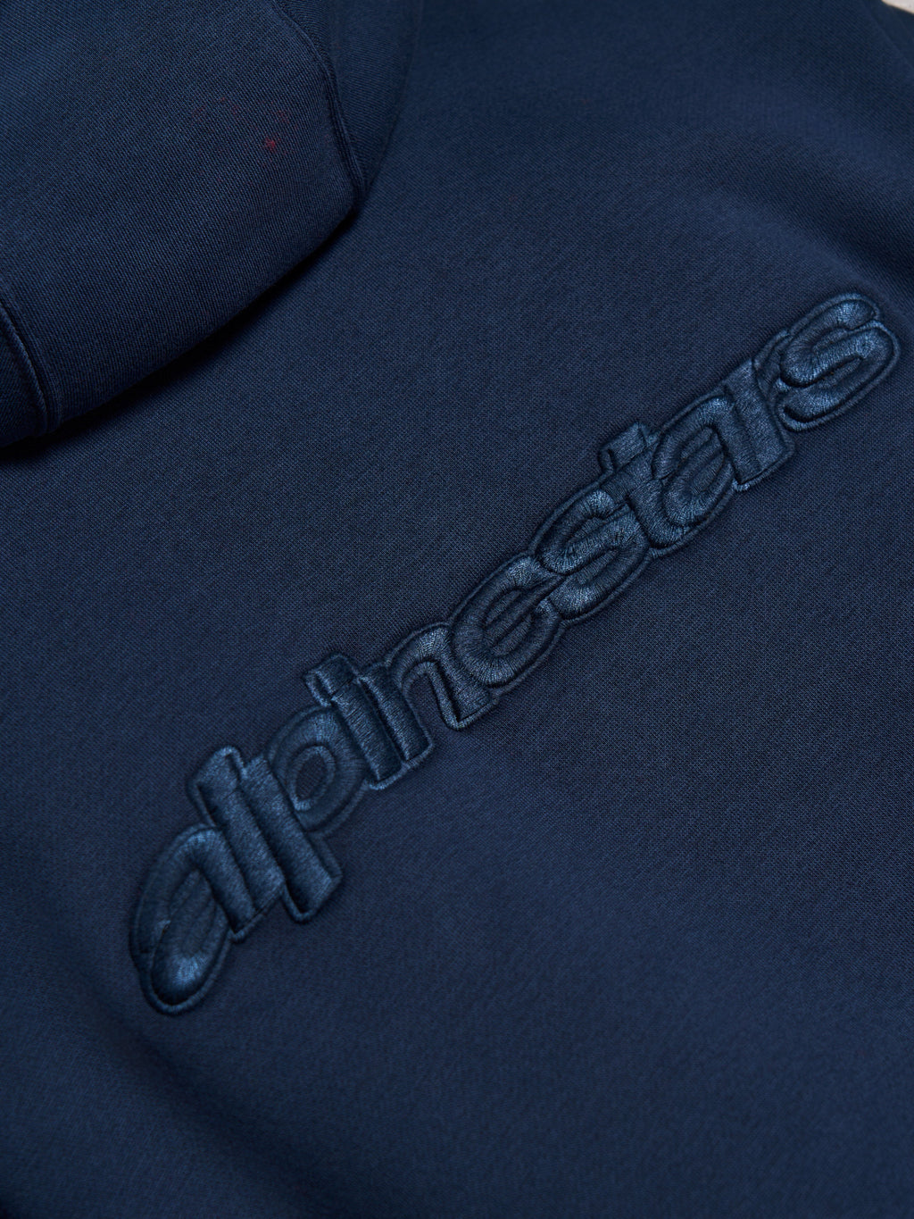 Alpinestars Emergent Oversized Hoodie, Navy blauw, detailopname van tonaal 3D-geborduurd Alpinestars-woordlogo op de rug, premium fleece textuur