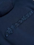 Alpinestars Emergent Oversized Hoodie, Navy blauw, detailopname van tonaal 3D-geborduurd Alpinestars-woordlogo op de rug, premium fleece textuur