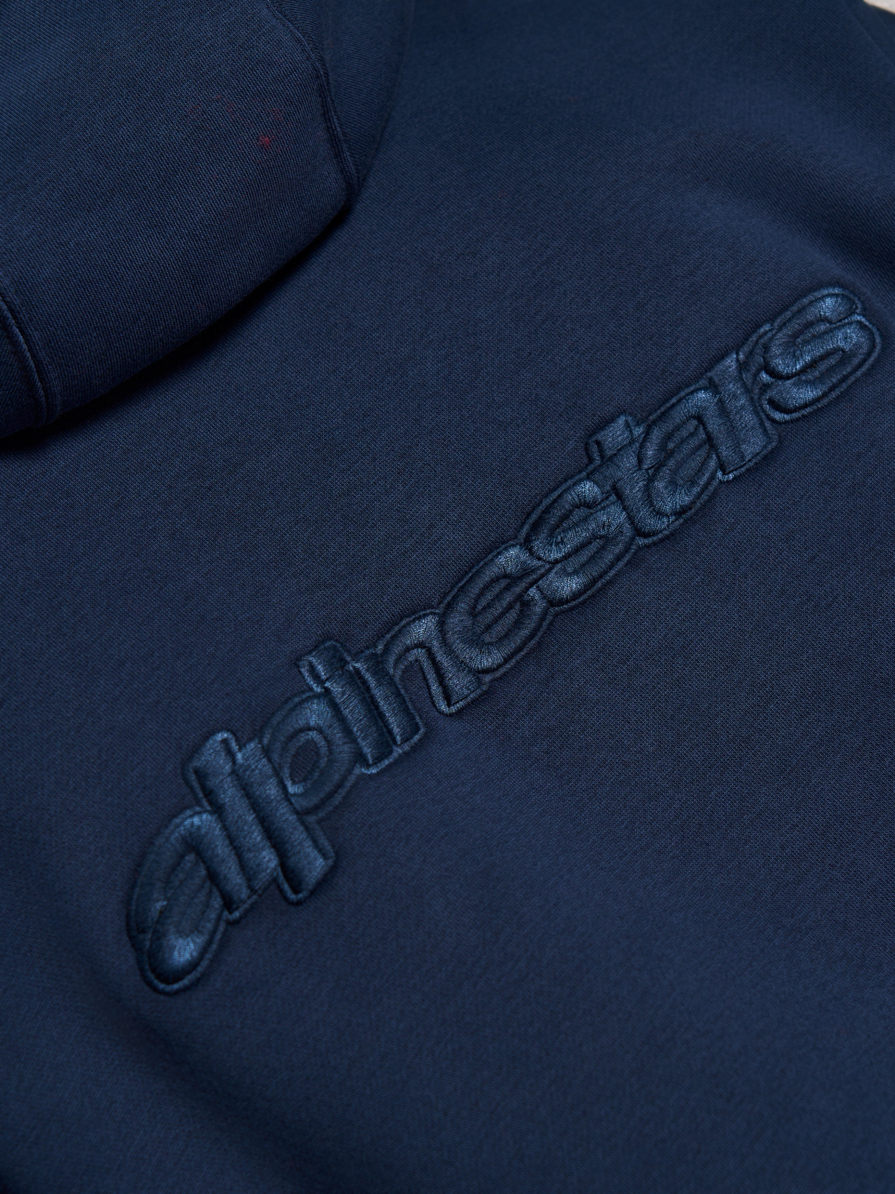 Alpinestars Emergent Oversized Hoodie, Navy blauw, detailopname van tonaal 3D-geborduurd Alpinestars-woordlogo op de rug, premium fleece textuur