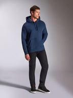 Alpinestars Emergent Oversized Hoodie, navy blauw, gedragen door een mannelijk model met zwarte broek en sneakers, voorzien van een 3D-geborduurd Astars-logo, kangoeroezak en capuchon met trekkoord, casual motorsport-geïnspireerde streetwear.