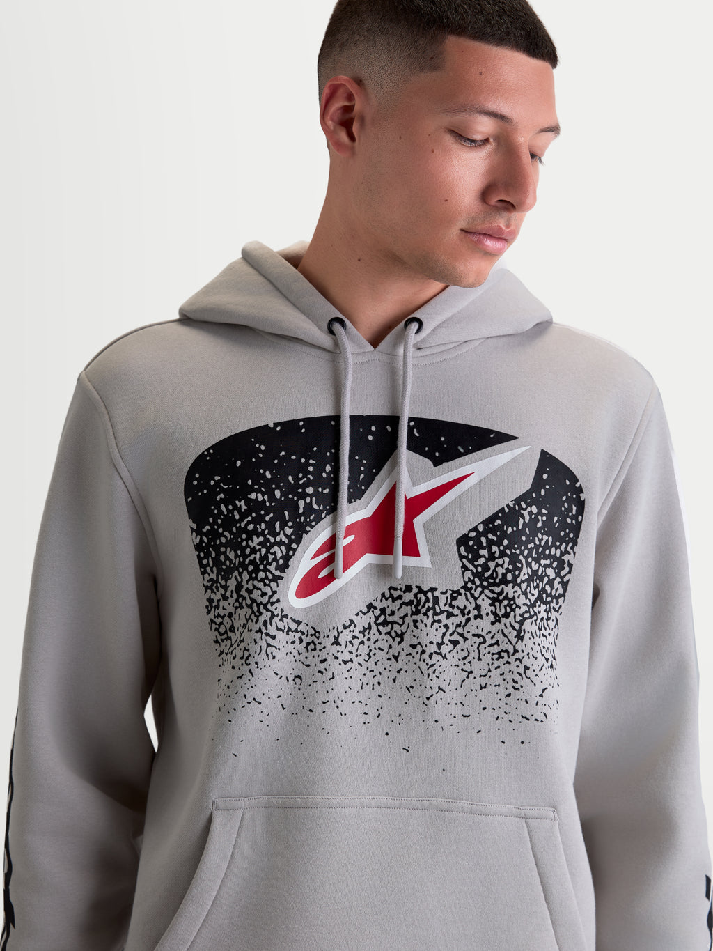 Alpinestars Obsessed hoodie, sportswear pullover fleece voor heren, cementgrijs met Astars-logo op de voorzijde en rood-zwarte MX-geïnspireerde graphics, mix van katoen en gerecycled polyester.