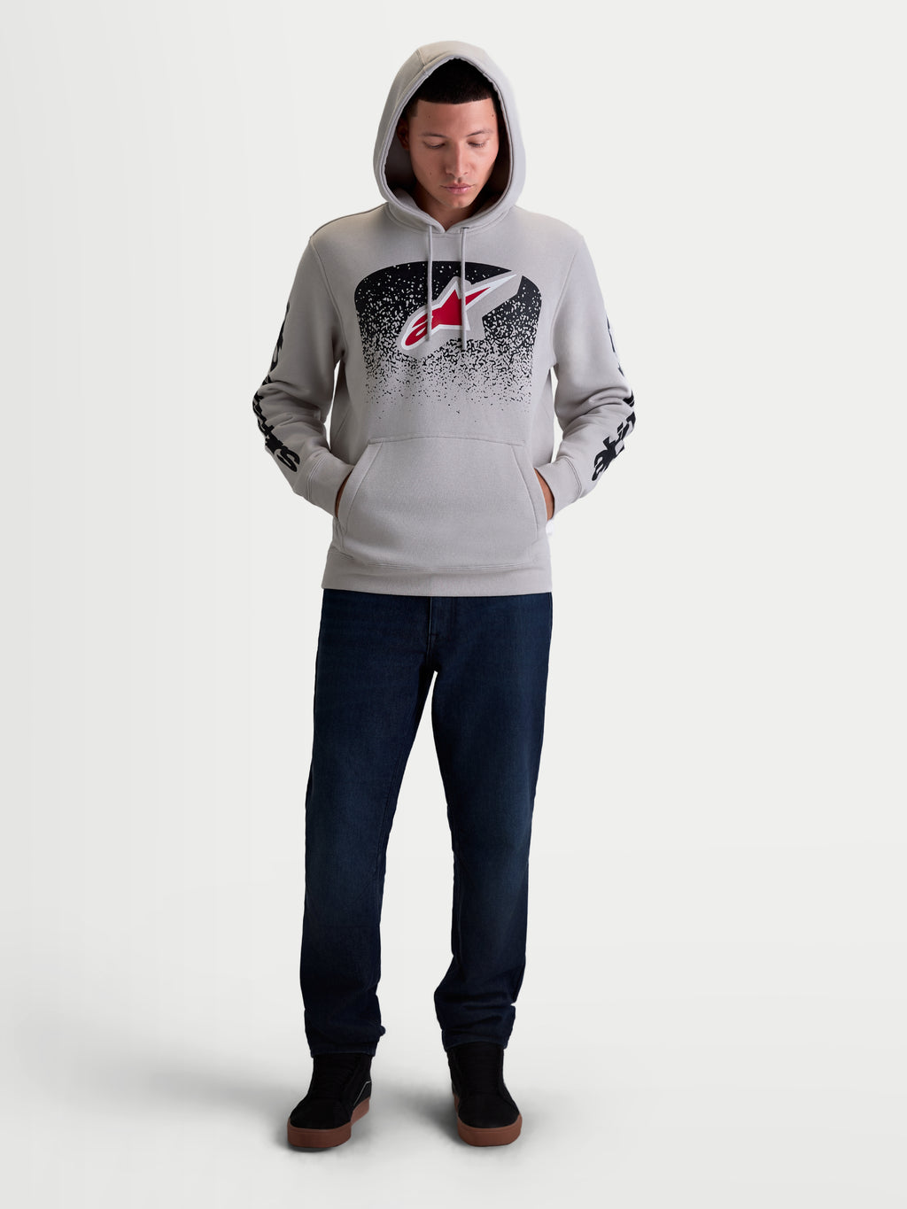 Alpinestars Obsessed Hoodie, heren sportswearpullover van fleece, grijs met rood en zwart MX-geïnspireerd logo en verloopgraphics op de voorzijde, branding op de mouwen, katoen en gerecycled polyester voor een casual motorsport-lifestyle.