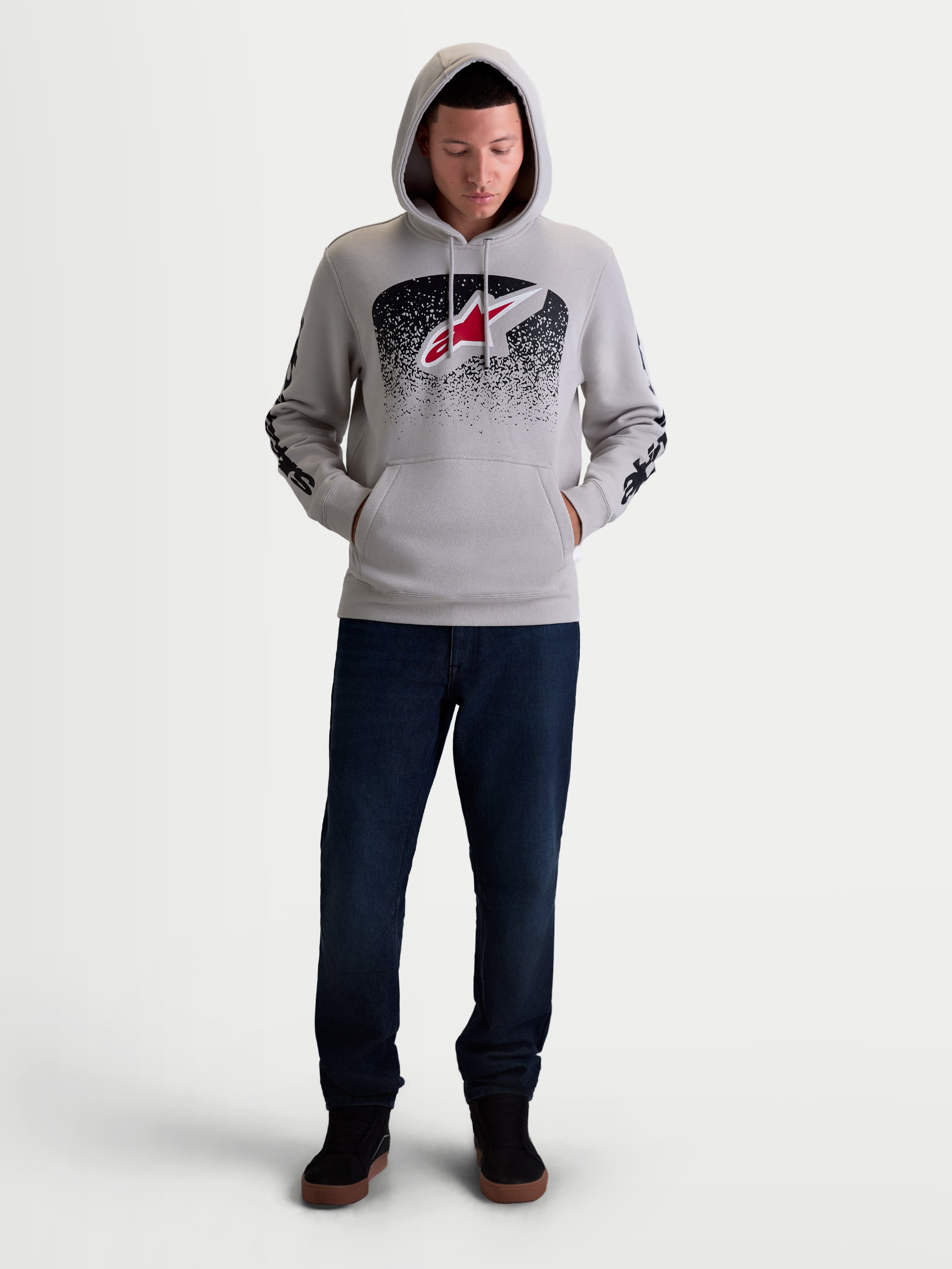 Alpinestars Obsessed Hoodie, heren sportswearpullover van fleece, grijs met rood en zwart MX-geïnspireerd logo en verloopgraphics op de voorzijde, branding op de mouwen, katoen en gerecycled polyester voor een casual motorsport-lifestyle.