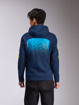 Alpinestars Obsessed Hoodie, marineblauer Kapuzenpullover aus Fleece, Rückansicht mit einer großen hellblauen MX-Farbverlaufsgrafik, gelber Alpinestars-Schriftzug auf den Ärmeln, lässige vom Motorsport inspirierte Streetwear