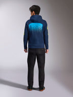 Alpinestars Obsessed Hoodie in Navy blauw, achteraanzicht met een grote cyaan MX-verloopgraphic en gele logo's op de mouwen, casual motorsport-geïnspireerde pullover fleece.