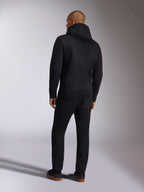 Alpinestars Ellipsoid Hoodie, casual sportkleding, effen zwarte fleece pullover met capuchon, achteraanzicht, voorzien van lange mouwen en een geribde zoom, gecombineerd met een zwarte broek, modern op motorsport geïnspireerd ontwerp