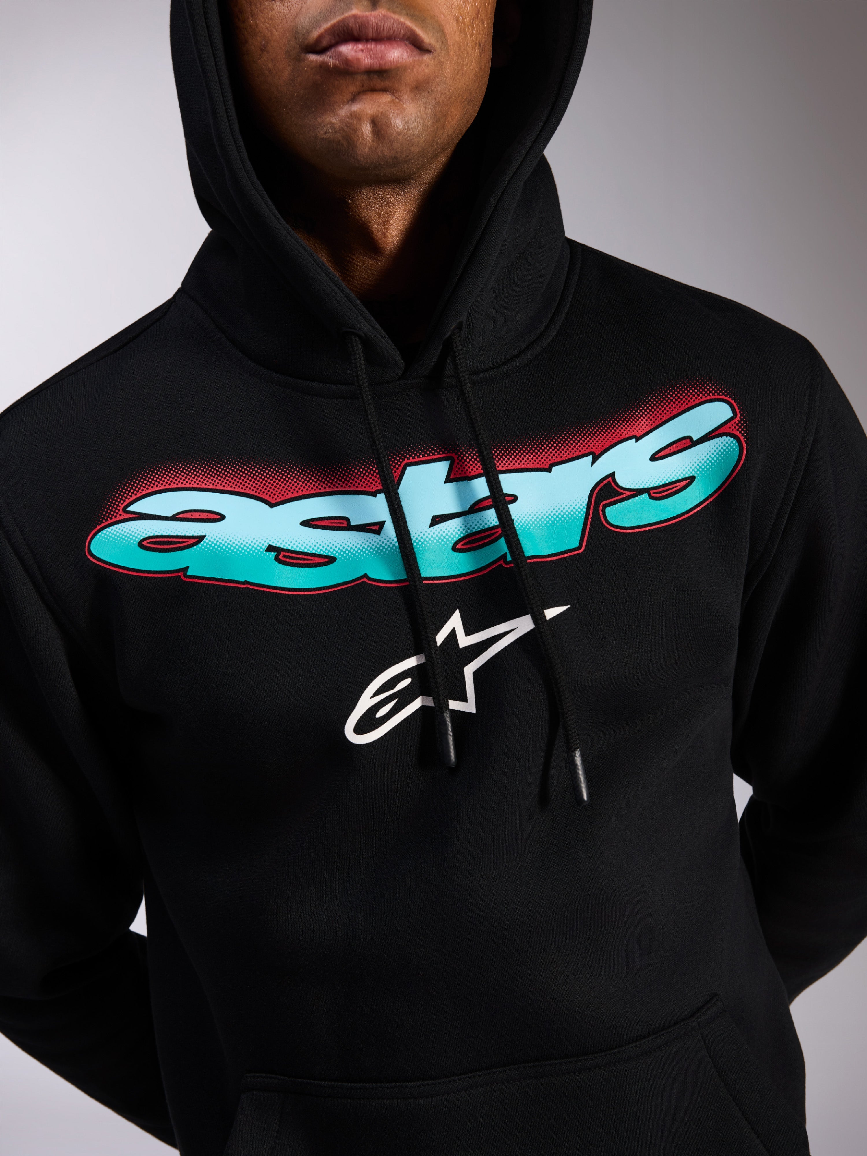 Alpinestars Ellipsoid Hoodie, zwarte pullover fleece, groenblauw en blauw kleurverloop Astars-woordmerk met rode halftone-accenten, wit sterlogo, capuchon met trekkoord, casual motorsport-geïnspireerde streetwear