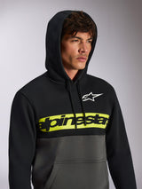 Alpinestars Parallel Hoodie, casual color-blocked streetwear, zwarte bovenkant en gunmetal grijze onderkant, neongele borstband met zwart Alpinestars-woordlogo, wit Astars-logo, hoodie met capuchon en trekkoord