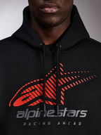 Alpinestars Pulse Hoodie, zwarte pullover hoodie, close-up van de borst met rood Astars-logo met speed line fade en zilveren merkdetails, zwarte trekkoorden met gedipte uiteinden, casual motorsport streetwear