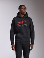 Alpinestars Pulse Hoodie, casual pullover hoodie, zwart met rood en grijs Astars-logo voorzien van speed line fade en 'Racing Ahead'-tekst, capuchon met trekkoord en kangoeroezak, motorsport-geïnspireerde streetwear gedragen door een model