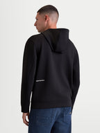 Alpinestars Cypher Kapuzenpullover, Herren-Sportswear-Kapuzenjacke, Schwarz, Tri-Blend-Doppelvlies, Rückansicht am Model mit hohem Kragen und weißem Alpinestars-Wortlogo am unteren Rücken.