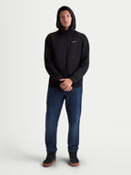 Alpinestars Cypher Kapuzenpullover, Sportswear Full-Zip-Hoodie, Herren, Schwarz, Tri-Blend-Doppelvlies mit hohem Kragen und Mesh-gefütterter Kapuze, kleines weißes Astars-Logo auf der Brust, getragen von einem Modell für den Alltag.