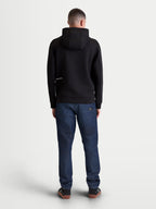 Alpinestars Cypher Kapuzenpullover, Premium-Sportswear-Kapuzenjacke mit Reißverschluss, Schwarz, Rückansicht am Modell zeigt Kapuze mit hohem Kragen und minimalistisches Logo-Detail, Tri-Blend-Funktionsmaterial, Unisex Casual Streetwear und Motorsport-Lifestyle.