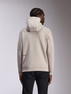 Alpinestars Cypher Hoodie, casual sportkleding, Cement grijs, achteraanzicht op model, hoge capuchon, dubbelzijdig fleece materiaal, minimaal Alpinestars-logo op de onderrug, gecombineerd met een zwarte broek