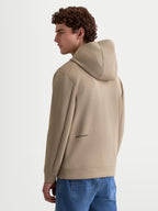 Alpinestars Cypher Hoodie, heren-sportfleece hoodie, achteraanzicht in putty beige, voorzien van een capuchon met hoge hals en motorsportgeïnspireerd ontwerp met Alpinestars-logo onderaan de rug.