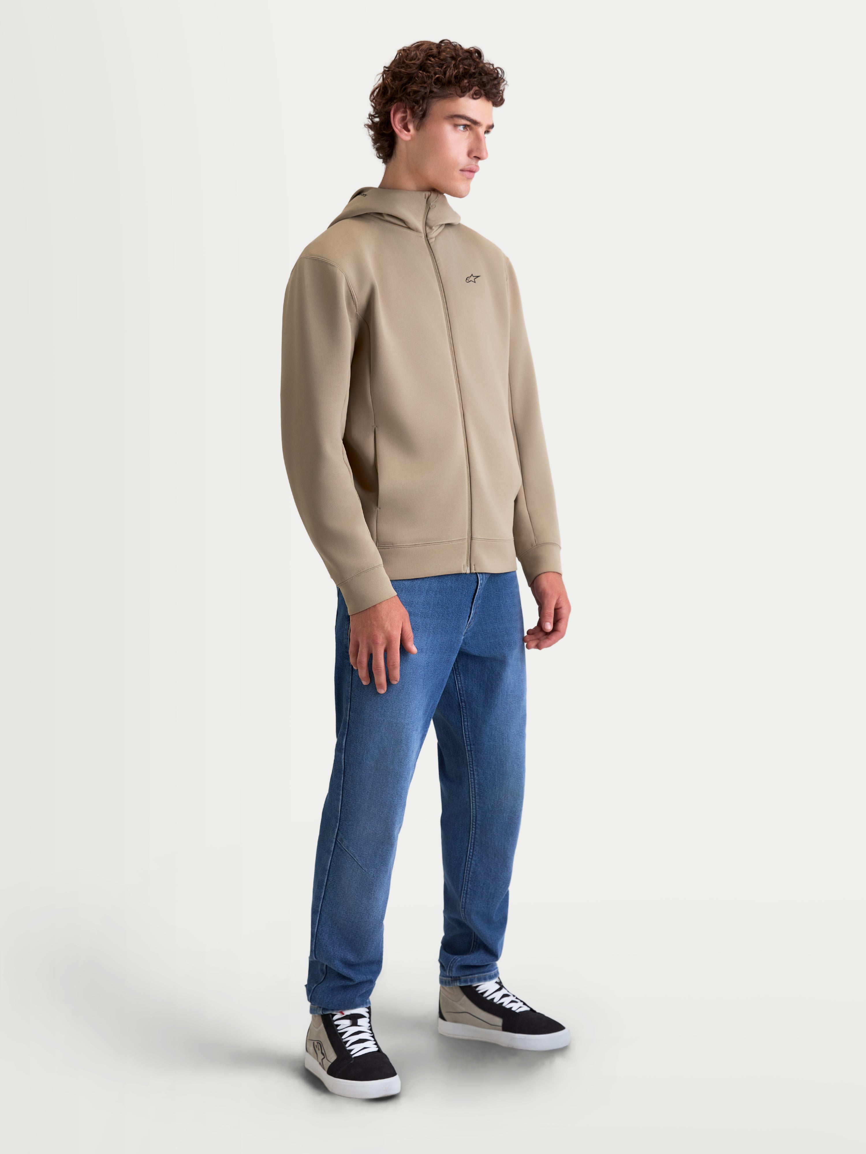 Alpinestars Cypher hoodie, herenhoodie met ritssluiting in putty beige, voorzien van een capuchon met hoge hals en tri-blend dubbelzijdige fleece stof voor een strakke motorsport-geïnspireerde look.