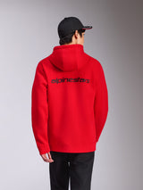 Alpinestars Transverse Hoodie, rood, achteraanzicht met zwart Alpinestars-woordlogo op de rug, casual streetwear, fleece hoodie met geribde manchetten en zoom, gecombineerd met een zwarte pet