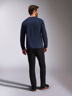 Alpinestars Mandatory CSF T-shirt met lange mouwen, navy blauw, achteraanzicht, gedragen met een zwarte broek, casual motorsport-geïnspireerde streetwear