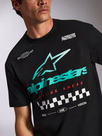 Alpinestars Aplomb Oversized CSF Tee, T-shirt met korte mouwen, zwart, blauwgroen en wit gestreept Astars-logo, rode 'Racing Ahead'-tekst met geblokt vlagpatroon, casual motorsport streetwear