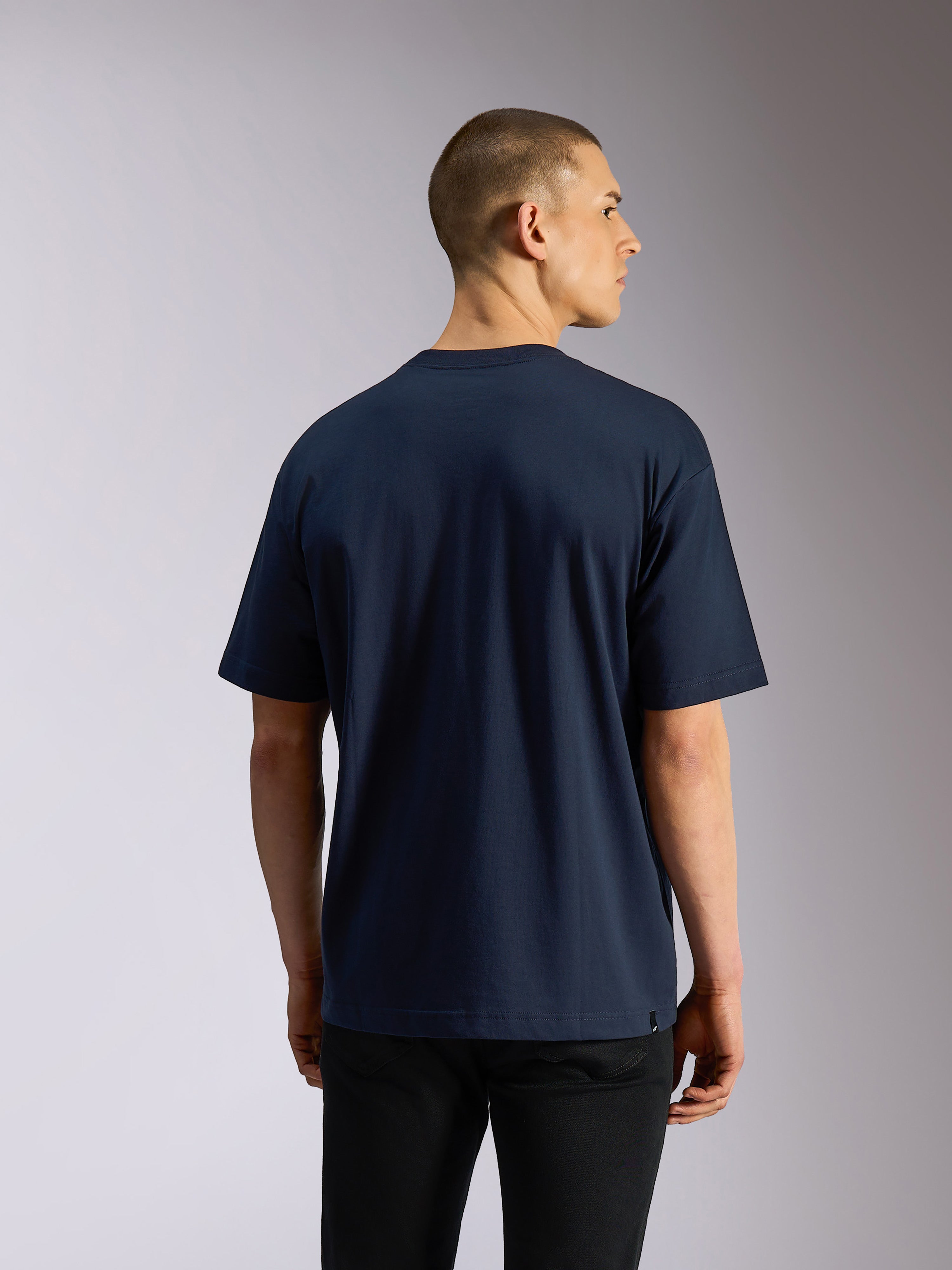 Alpinestars Aplomb Oversized CSF Tee, T-shirt met korte mouwen, Navy, achteraanzicht op model, relaxte oversized pasvorm, casual op motorsport geïnspireerde streetwear