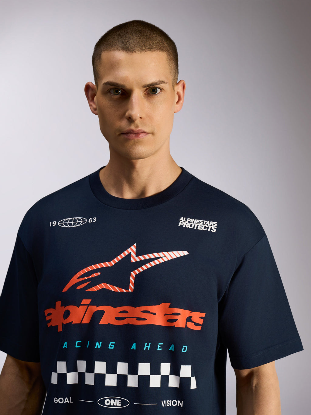 Alpinestars Aplomb Oversized CSF Tee, T-shirt met korte mouwen, navy, grote grafische print op de borst met rood logo en wit schaakbordpatroon, casual motorsport streetwear