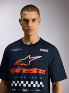 Alpinestars Aplomb Oversized CSF Tee, T-shirt met korte mouwen, navy, grote grafische print op de borst met rood logo en wit schaakbordpatroon, casual motorsport streetwear