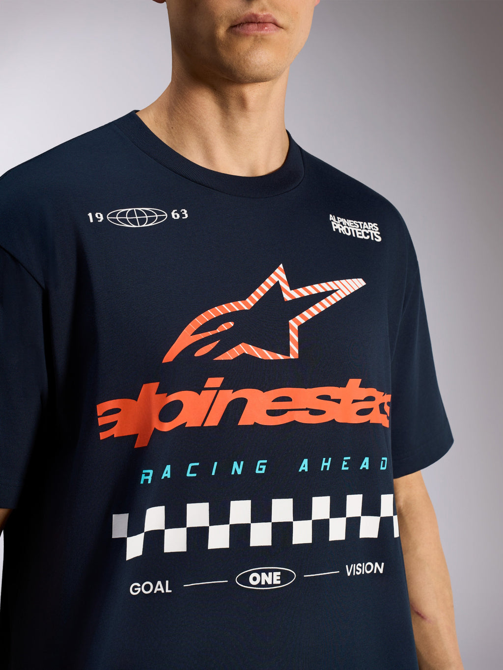 Alpinestars Aplomb Oversized CSF Tee, T-shirt met korte mouwen, donkerblauw, met groot oranje gestreept Astars-sterlogo en geblokte race-graphic, casual motorsport sportkleding
