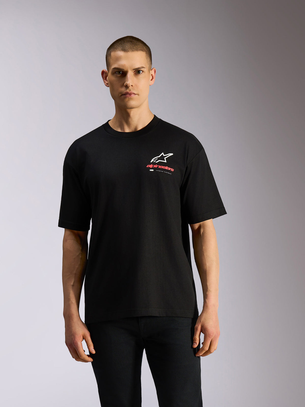 Alpinestars Overhang Oversized CSF Tee, T-shirt met korte mouwen, zwart, wit Astars logo en rood Alpinestars woordmerk op de borst, casual motorsport streetwear