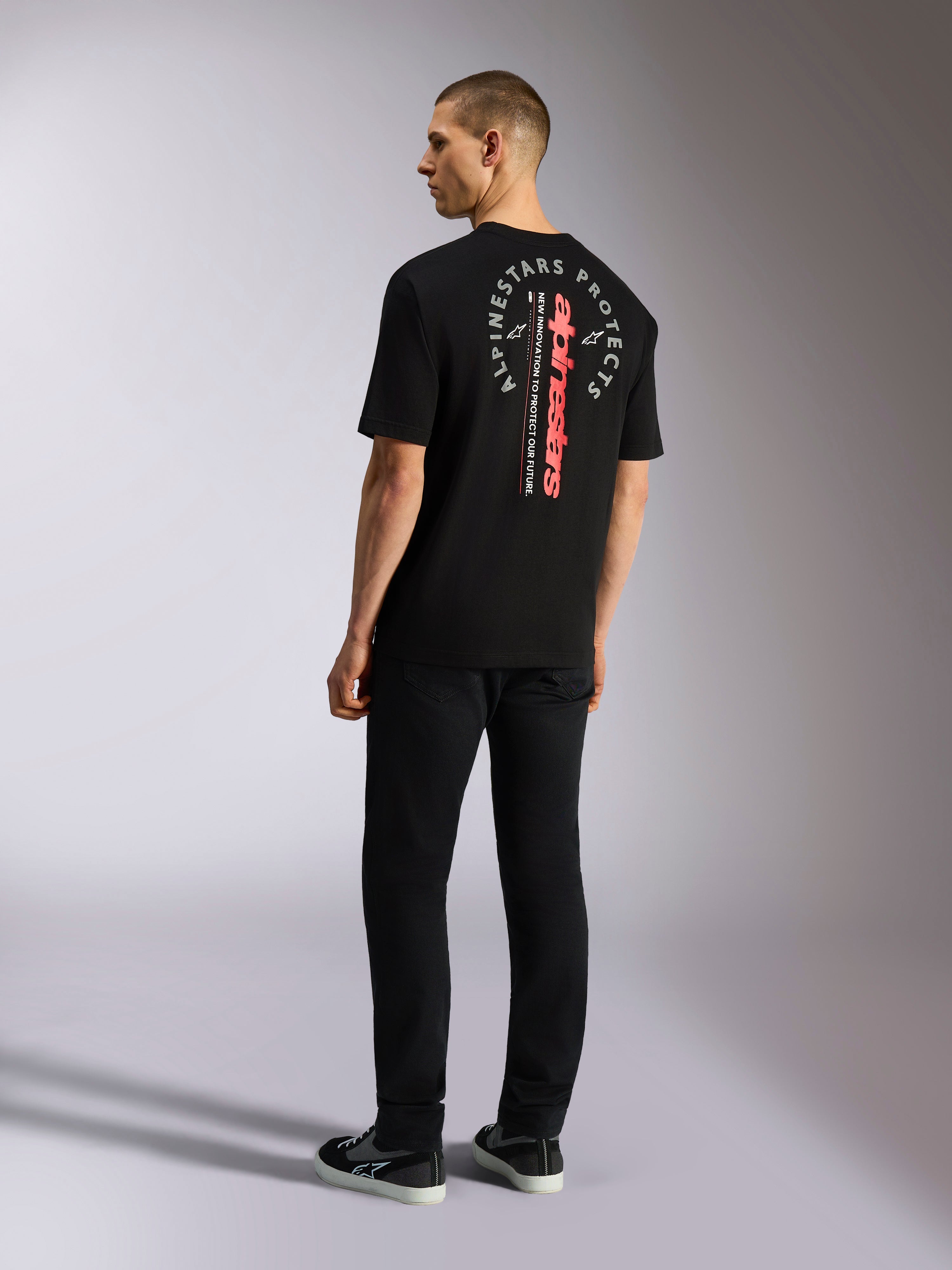 T-shirt Alpinestars Overhang Oversized CSF, t-shirt à manches courtes, noir, avec logo vertical rouge et motif blanc circulaire au dos, style streetwear décontracté motorsport