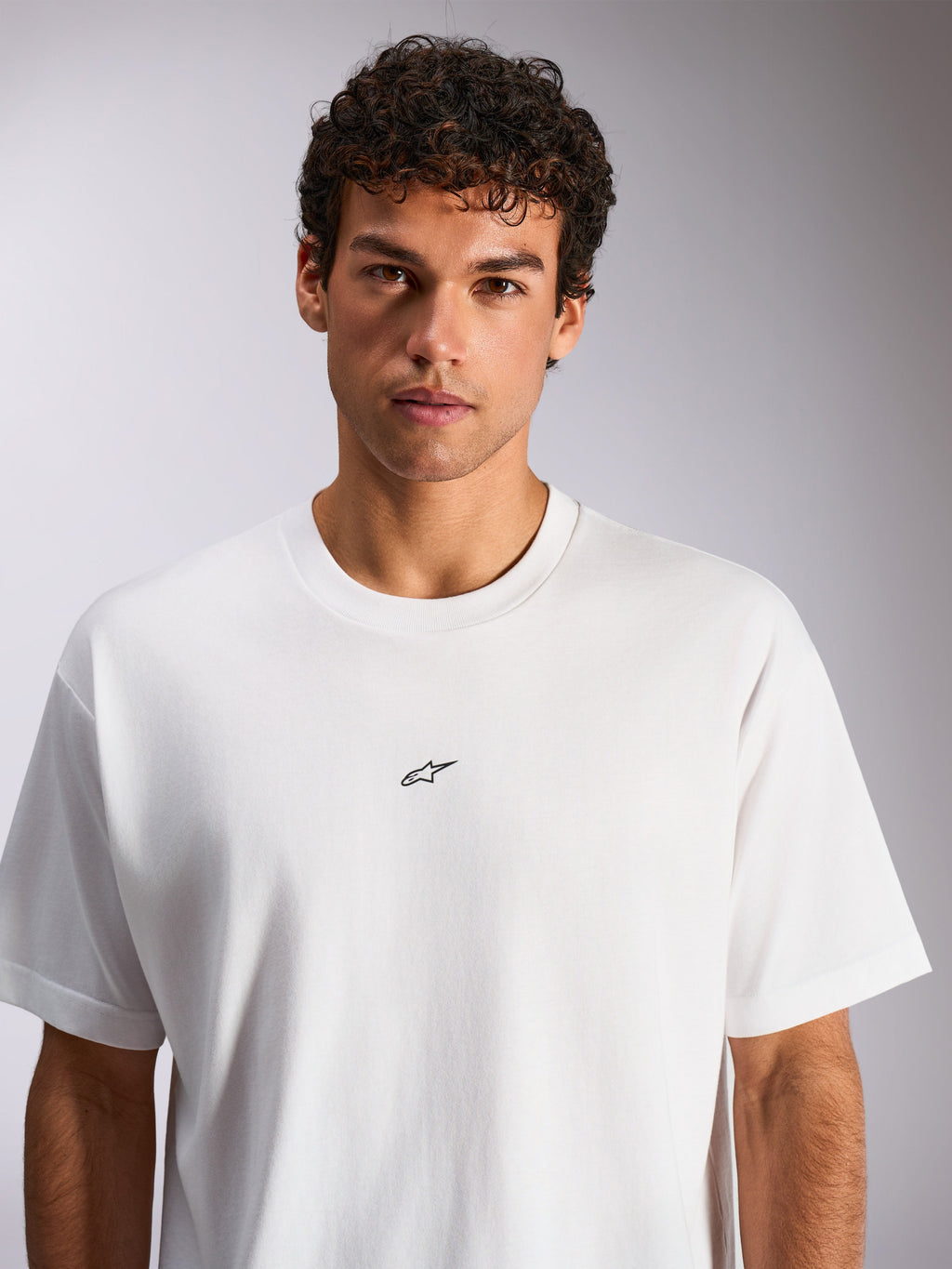 Alpinestars Focused Oversized CSF Tee, T-shirt met korte mouwen, wit, klein zwart Astars-logo op de borst, relaxte oversized pasvorm, casual motorsport sportkleding