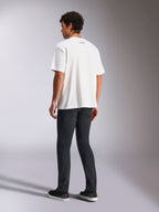 Alpinestars Focused Oversized CSF Tee, T-shirt met korte mouwen, wit, klein zwart Alpinestars-tekstlogo op de achterkant van de nek, gedragen met een zwarte broek, oversized pasvorm, casual motorsport-geïnspireerde streetwear