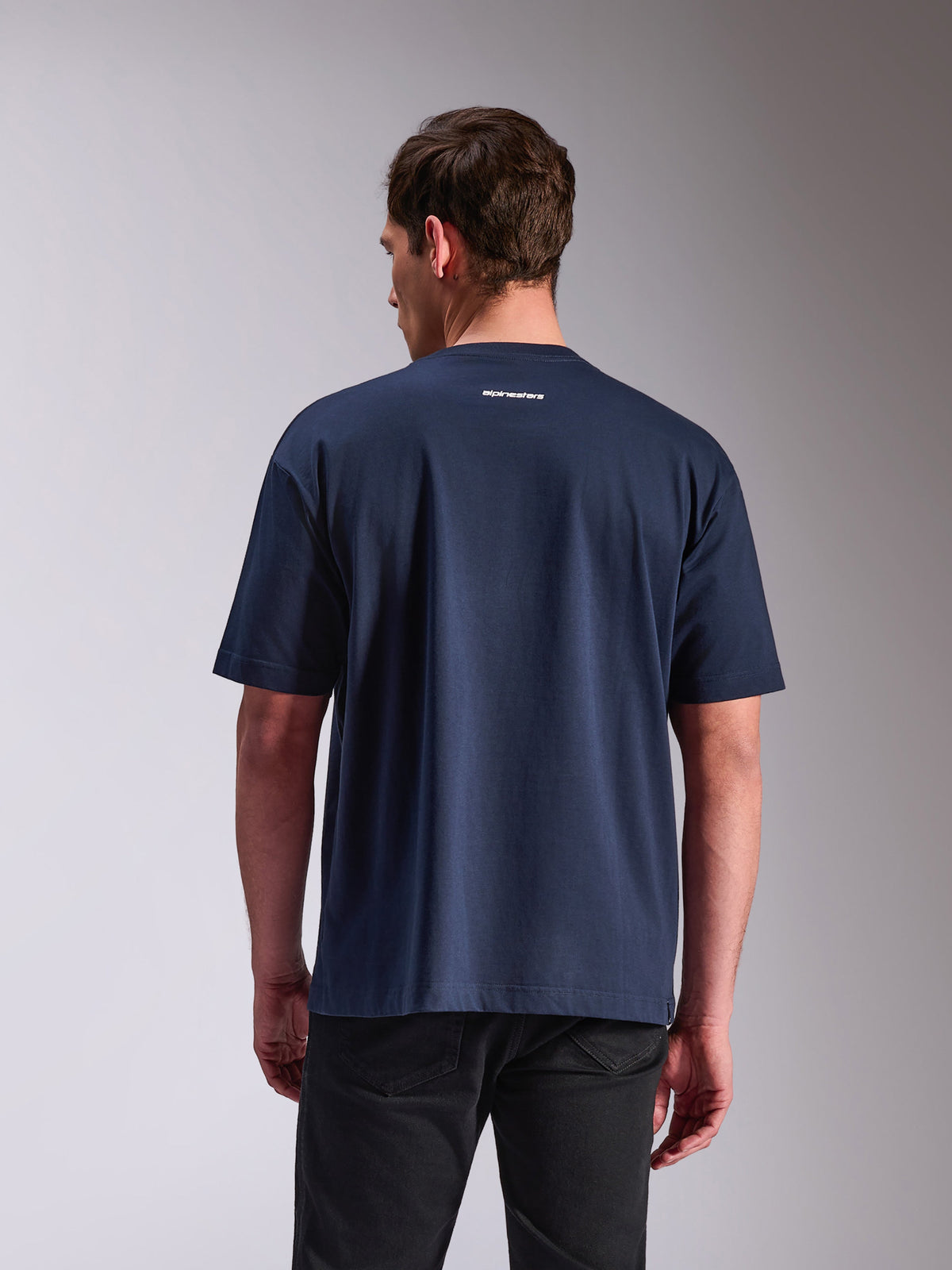 Alpinestars Focused Oversized CSF Tee, T-shirt met korte mouwen, navy, achteraanzicht met klein wit Alpinestars-woordlogo, relaxed fit, casual streetwear geïnspireerd op de motorsport